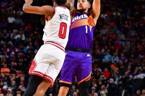 九游体育-穆古鲁扎回归赛场，赛况扑朔迷离首场状态亮眼，公牛观众沸腾！的简单介绍