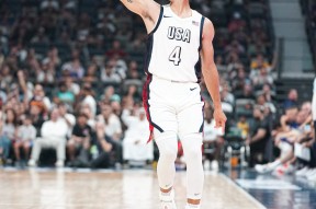 九游-库里回归赛场，出色防守首场状态亮眼，法国队观众沸腾！的简单介绍